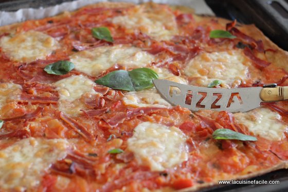 Pizza italienne au basilic, tomate, mozzarella et jambon