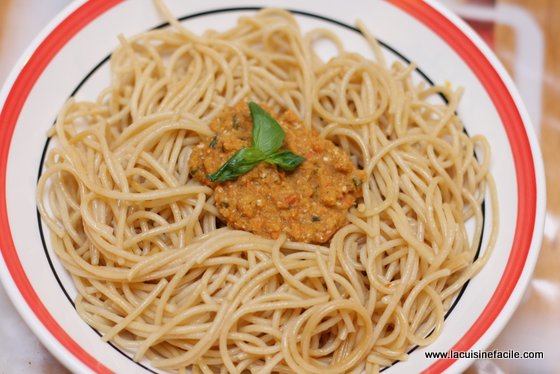 Spaghettis complets au pesto rouge